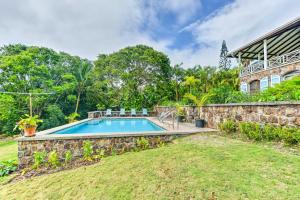 Nevis Home with Pool, Stunning Jungle and Ocean Views!内部或周边的泳池