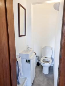 费雷尔Cloud to Chill Surfhouse Baleal的浴室配有白色卫生间和盥洗盆。
