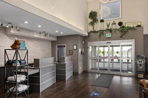 萨斯卡通Home Inn & Suites Saskatoon South的商店的大堂,有现金登记册