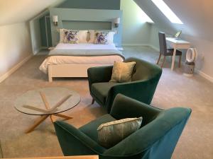 阿伯克拉夫Little London Bed & Breakfast and Glamping pod的一间卧室配有一张床、两把椅子和一张桌子