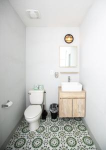 拉斯维加斯Bungalows Hostel的一间带卫生间和水槽的浴室
