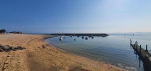 Llandrillo-yn-RhôsHarbour View的海滩上有些船只在水中