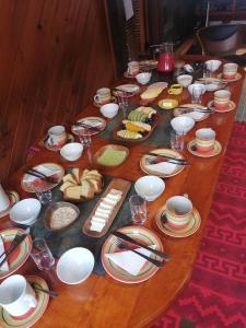 马拉卡韦罗Refugio Las Raices的木桌,上面放有盘子和碗的食物