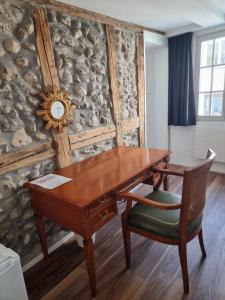 苏黎世GUEST HOUSE HERMES Contactless Self Checkin的一张木桌、椅子和墙上的镜子