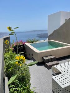 易莫洛林Luxury Villa Blue Dome Santorini的浴缸位于房子的一侧