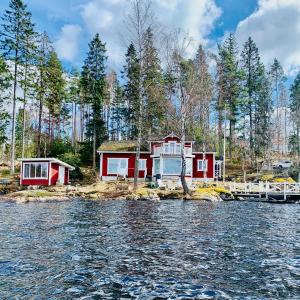 Furuby"Talludden" by the lake Årydssjön,的水体岸边的房子