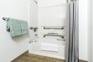 西棕榈滩Intown Suites Extended Stay West Palm Beach FL - Military Trail Rd的一间带毛巾架和淋浴的浴室