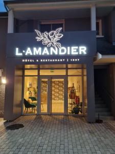 MorlaasLogis Hôtel l'Amandier的商店前方有雷西尼牧场主的标志