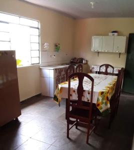 伊坦贝-杜马图登特鲁Casa grande, bem espaçosa, em Itambe do Mato Dentro, Cabeça de Boi的厨房配有桌子和两把椅子,设有窗户。