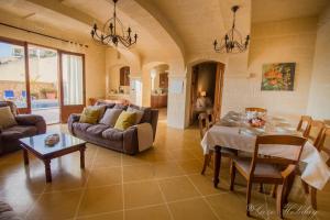 阿尔卜Villa Mandolina的客厅配有桌子和沙发