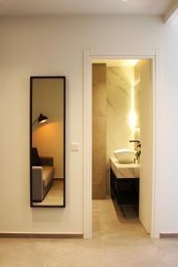 K58 Luxury Apartment Monastiraki Metro Station Acropolis Jacuzzi的一间浴室