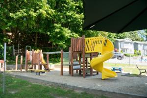 乔治湖美洲最佳价值套房汽车旅馆的儿童游玩区