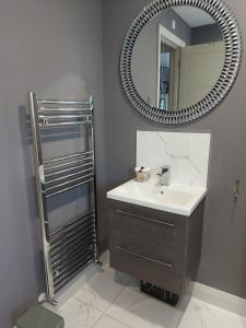 斯图尔特港Ayala的一间带水槽和镜子的浴室