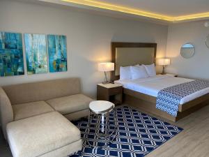 Madame CartyAll Inclusive- Divi Carina Bay Beach Resort & Casino Adult Only的酒店客房,配有床和沙发