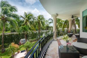 坎昆帕尔梅拉斯酒店的一个带棕榈树和围栏的阳台