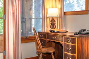 甘奇斯黑斯廷斯乡村房屋酒店的一张带台灯的木桌和一部电话