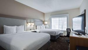 堪萨斯城Best Western Worlds Of Fun的酒店客房设有两张床和电视。