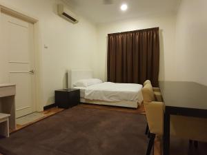 八打灵再也PH Homestay Bungalow House at PJ Fully Equipped的一间小卧室,配有床和窗户