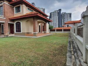 八打灵再也PH Homestay Bungalow House at PJ Fully Equipped的城市前有院子的房子