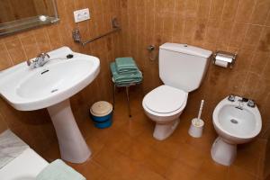 卡拉菲格拉利凡公寓酒店的浴室配有白色水槽和卫生间。