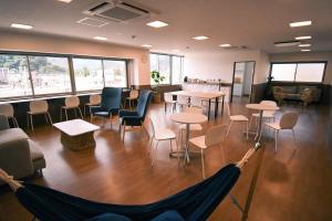 舞鹤市GATEWAY MAIZURU的一间设有桌椅和窗户的等候室