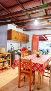 MarcaráCasa de Campo Villa Marcara的厨房配有一张桌子和红白的桌布