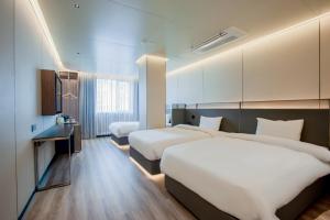 济州市济州琥珀酒店的酒店客房带两张床和一间浴室