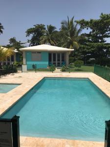阿瓜达Beautiful Ocean Front Villa的房屋前的游泳池