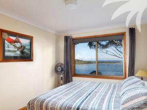 史密斯湖Sandbar View的一间卧室设有一张床和一个大窗户