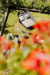 采尔马特赛西亚瓦里塞酒店的庭院内沙发和椅子的顶部景色