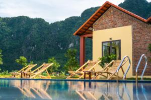 宁平长安名胜群度假山林小屋的一个带椅子的游泳池的度假村,背景是群山