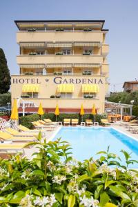 巴多利诺Hotel GARDENIA & Villa CHARME Adults Friendly 10Plus的大楼前设有游泳池的酒店