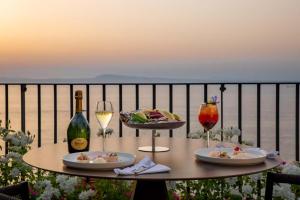维克艾库塞安久丽列里大酒店的一张桌子,上面放着两盘食物和一瓶葡萄酒