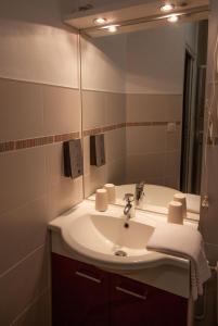 图阿尔lhotel的一间带水槽和镜子的浴室