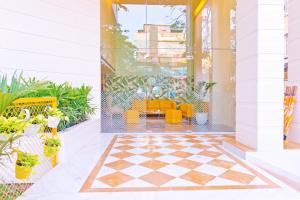 班加罗尔Bloom Hotel - Indiranagar的大堂设有 ⁇ 形地板和黄色家具