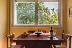 波尔图Pasteleira Relaxing Apartment的一张桌子,上面放着一碗水果,还有一个窗口