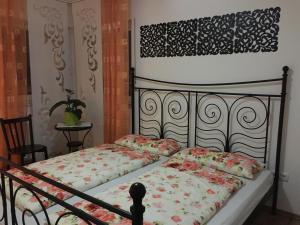 巴特基辛根Ferienwohnung Viktoria的一间卧室配有一张带花卉棉被的床