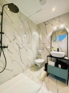 杜布罗夫尼克Luxury TownHouse Baba的一间带水槽和卫生间的浴室