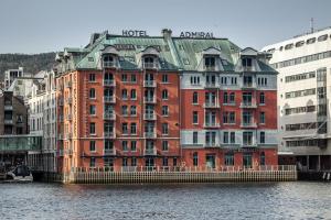 卑尔根克拉丽奥艾德莫洛酒店的靠近水体的红色大建筑