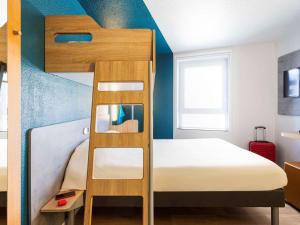 波尔多波尔多中心宜必思快捷酒店 - 圣让火车站的配有双层床的小客房内的双层床