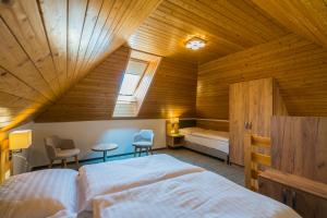 希欧福克戴安娜酒店的一间卧室设有一张床和木制天花板