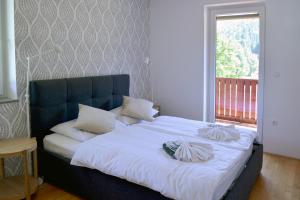 克拉尼斯卡戈拉Villa Planina的卧室配有一张带白色床单和枕头的大床。