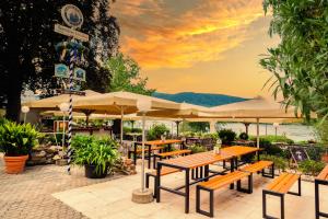 博帕德Das Ebertor - Hotel & Hostel的餐馆里一组桌子和遮阳伞