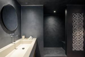 费拉Este Luxury Suites的浴室设有白色水槽和镜子