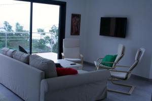 泰晤勒·苏尔·梅尔Apartment residence Arc en Ciel的客厅配有沙发、椅子和电视