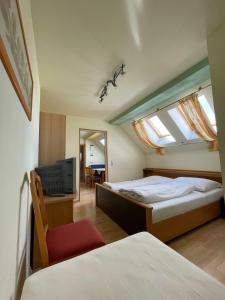 格明德Vural Rooms的一间卧室设有两张床、一台电视和一扇窗户。