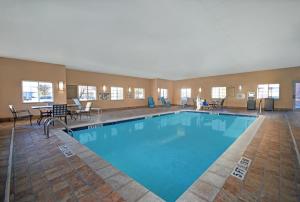 萨姆特萨姆特烛木套房酒店的在酒店房间的一个大型游泳池