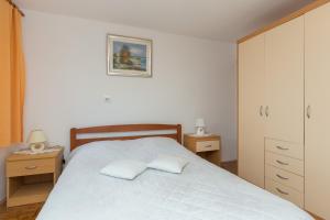 杜布罗夫尼克乌里奇旅馆的一间卧室配有一张带两个枕头的床