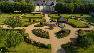 ArgentréLe Château d'Hauterives的花园的空中美景,鲜花盛开