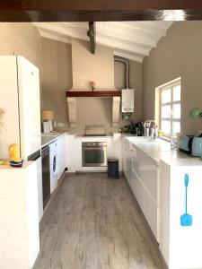 孔波尔塔Casa Paloma的厨房配有白色橱柜和台面